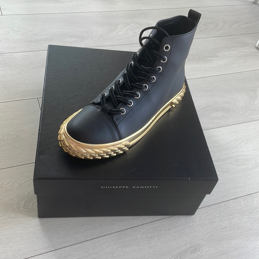 GIUSEPPE ZANOTTI SIZE 44 MENS BLABBER BLACK